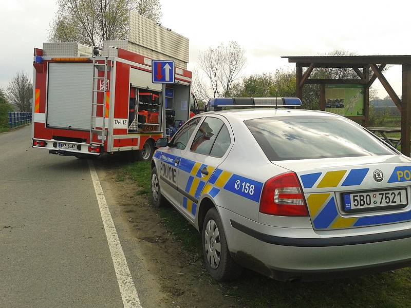 Ropná látka se objevila ve čtvrtek krátce před polednem na vodní hladině řeky Kyjovky v Mikulčicích u tamní čističky. Po původu znečištění pátrají policisté.