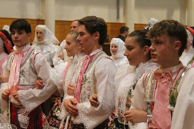 Krojový ples v Šardicích, tanci a poslechu hrály dechová hudba Sokolka a cimbálová muzika Denica.