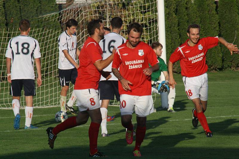 Fotbalisté Šardic (v červených dresech) přestříleli v prvním předkole krajského poháru rivala z Kyjova 5:4 a postoupili do další fáze jihomoravské soutěže.