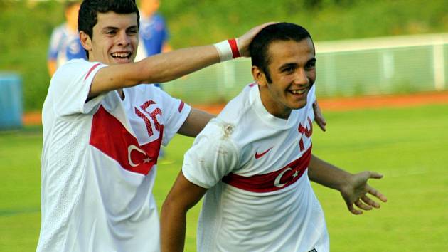 Útočníkovi Turecka Ari Kadirovi (vpravo) gratuluje ke druhé brance Gecmen Aykut. Turci porazili na hřišti v Kyjově Slovensko 2:1.