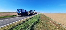 Frézováním vozovky zahájilo ŘSD opravu silnice I/54 v úseku Kyjov-Vlkoš. Snímek z pondělí 2. října.