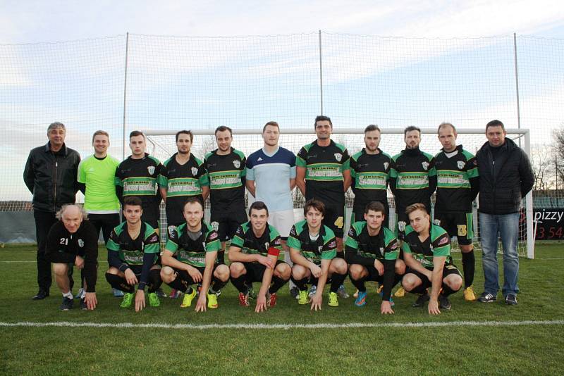 Fotbalisté Mutěnic (ve žlutém) porazili v derby vedoucí Bzenec 1:0. Jediný gól šlágru 16. kola krajského přeboru vstřelil v 15. minutě domácí záložník Lukáš Koplík. Atraktivní duel sledovalo 480 diváků.