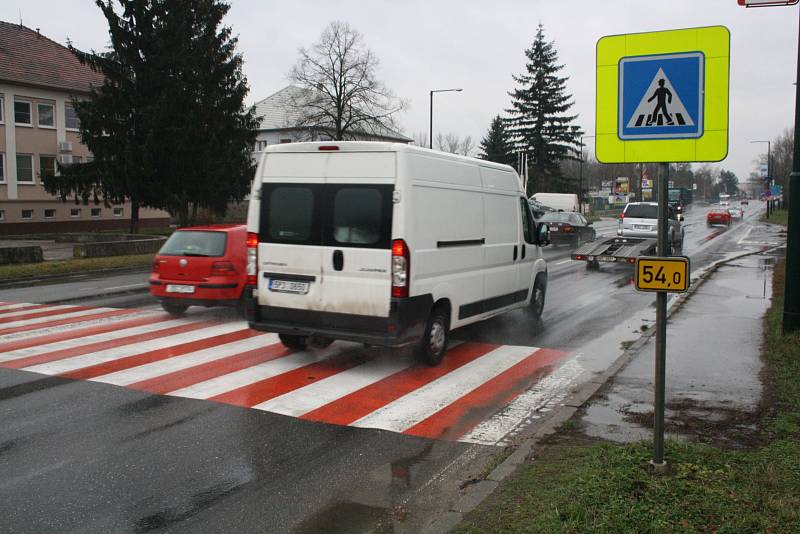 Přechod pro chodce na čtyřproudové silnici v Brněnské ulici v Hodoníně.