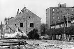 DEMOLICE. Před stavbou sídla okresního výboru KSČ v Hodoníně musela jít v roce 1977 původní budova k zemi.