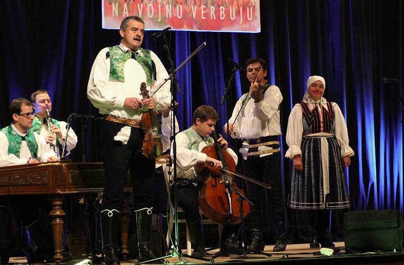 Cimbálová muzika Pavla Múčky ze Strážnice oslavila třicet let na folklorní scéně a uvedla nové album Ve Strážnici na vojnu verbujú.