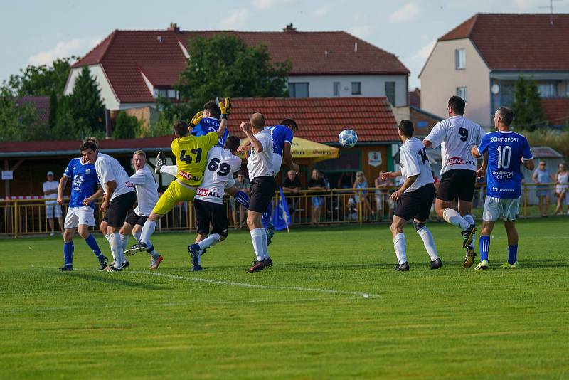 Fotbalisté rezervy Dubňan (v bílých dresech) si ve finále Okresního poháru poradili s Vlkoší.