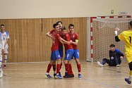 Mladí futsalisté Česka do 19 let (červené dresy) porazili v obou přípravných zápasech sousední Slovensko 4:0.