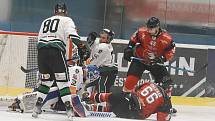 Hodonínští hokejisté (bílé dresy) v 10. kole druhé ligy doma podlehli suverénnímu Znojmu 1:4.
