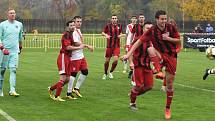 Fotbalisté Hroznové Lhoty (bíločervené dresy) v televizním duelu přehráli Vnorovy 5:1. Zápas na Zelničkách sledovalo 1500 diváků. Foto: Jaroslav Kicl