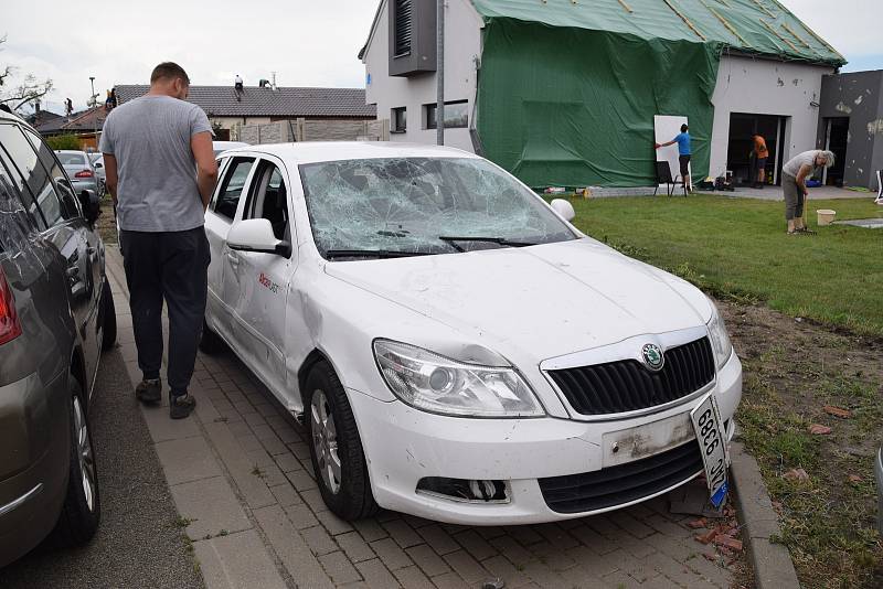 Následky řádění tornáda v Moravské Nové Vsi a v Hruškách.