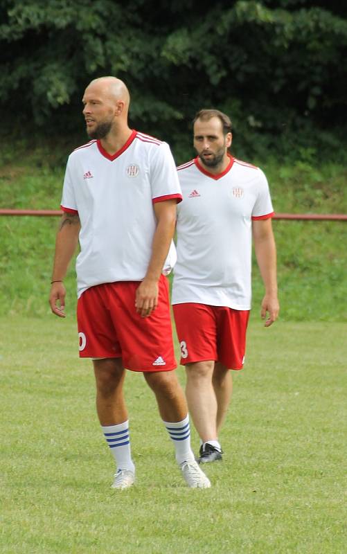 Fotbalisté Radějova (v červených dresech) oslavili výročí fotbalu zápasem proti výběru Tomáše Hořavy a Davida Helíska