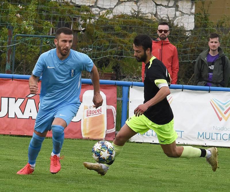 Fotbalisté Lednice (v modrých dresech) překvapivě podlehli Hroznové Lhotě 0:1