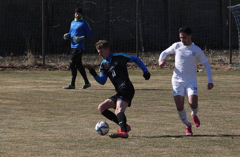 Fotbalisté FC Veselí nad Moravou (bílé dresy) v posledním přípravném zápase zdolali Osvětimany 6:2.