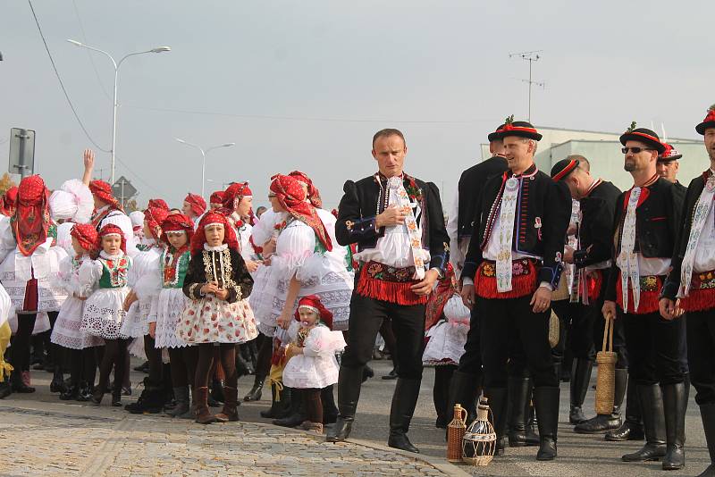 Krojovaní na hodech ve Vracově prošli celým městem.