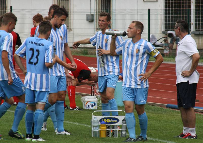 1. kolo poháru: FK Hodonín (v červeném) vs. Prostřejov.