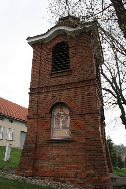 Nenkovická zvonice se stala kulturní památkou. V obci stojí více než sto let a stále několikrát denně vyzvání.