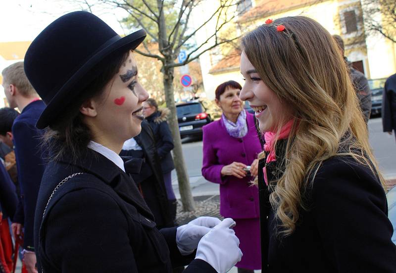 Hodonínem prošel početný průvod spolu s cimbálovou muzikou s několika zastávkami – u knihovny, fary či Masarykova muzea a radnice. Krojovaní divákům zatančili také obřadní tanec pod šable.