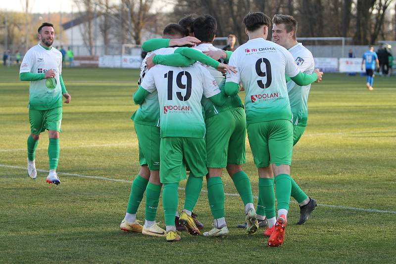 Fotbalisté Bzence (v bílozeleném) porazili Všechovice 5:2.