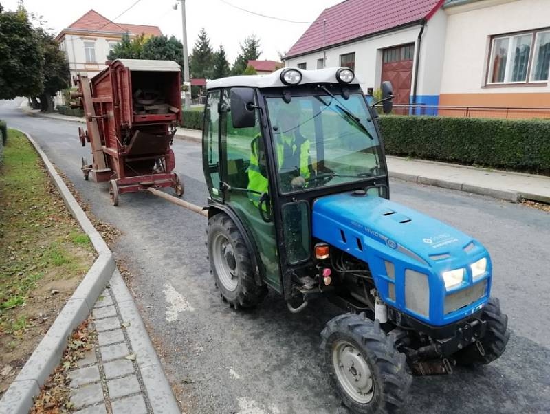 Radost obyvatelům Hýsel u Kyjova dělá dřevěná mlátička obilí pocházející z počátku dvacátého století. Obci ji věnovala tamní obyvatelka Oldřiška Dobešová.