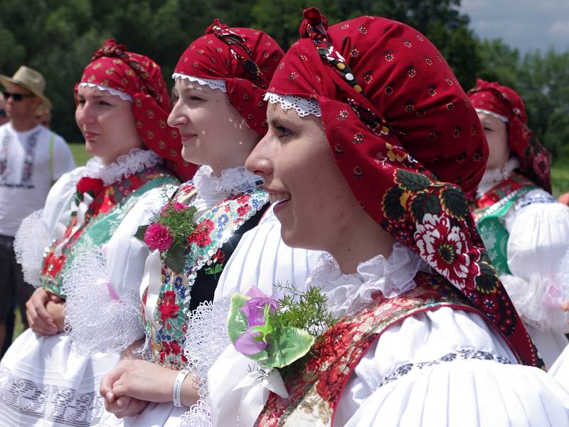 Strážnice o víkendu žila třiasedmdesátým folklorním festivalem. Jak slaví své hody, přijeli do Strážnice předvést krojovaní z Vracova.