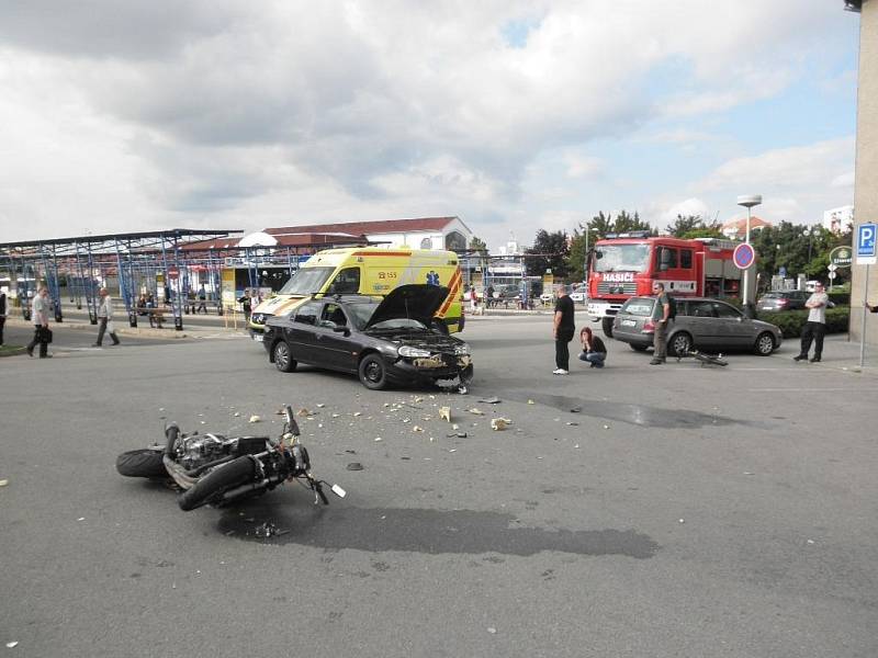 Nehoda auta a motorky v Kyjově si vyžádala vážné zranění motorkáře.