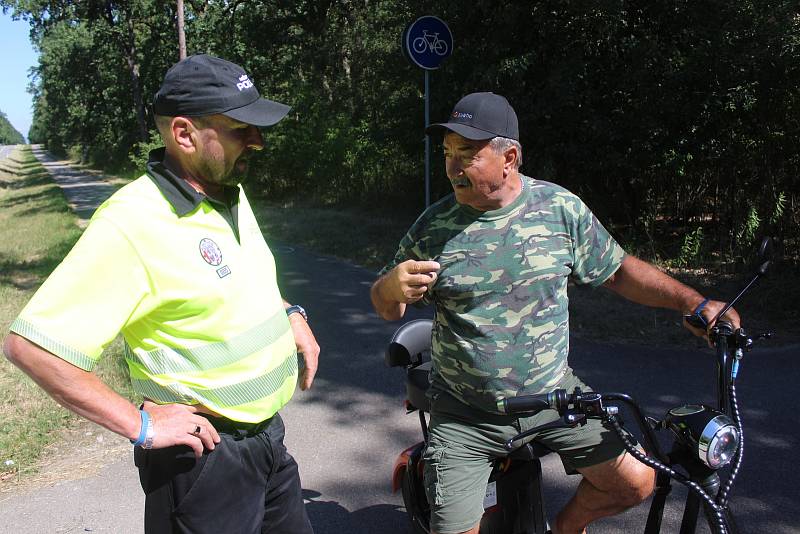 Kontrola cyklistů a vybavení jejich kol strážníky na cyklostezce mezi Dubňany a Hodonínem