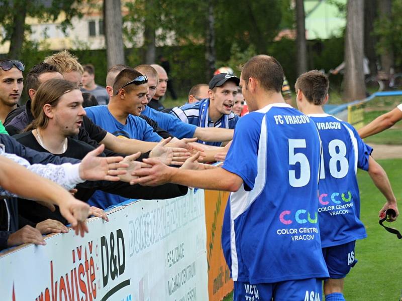 Vracovští fanoušci smutní, divizní zápasy na svém stadionu už dlouho neuvidí. Hráčům ale po zápase s Velkým Meziříčím poděkovali.