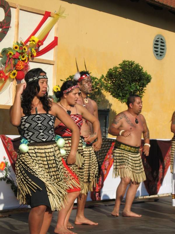 Novozélanský folklorní soubor Whakaari Rotorua na Národopisném festivalu Kyjovského Dolňácka v Miloticích.