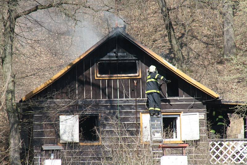 V rekreační oblasti Lučina u Tvarožné Lhoty hořela ve čtvrtek odpoledne dřevěná chata.