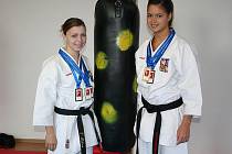 Hodonínské medailisty ze světového karatistického šampionátu Goju Ryu v Portugalsku Veronika Mišková (vlevo) a Veronika Ištvánková.  