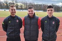 Trenér Pavol Švantner (uprostřed) trénuje v divizním Hodoníně syna Patrika (vpravo) i „zeťáka“ Dresslera.