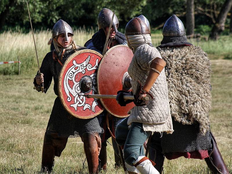 Ukázku historické bitvy předvedli na Slovanském hradišti v Mikulčicích členové několika spolků z České i Slovenské republiky nebo Polska.