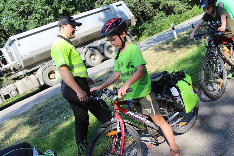 Nová preventivní akce hodonínských strážníků Na kole bezpečně, tentokrát na cyklostezce mezi Hodonínem a Dubňany.