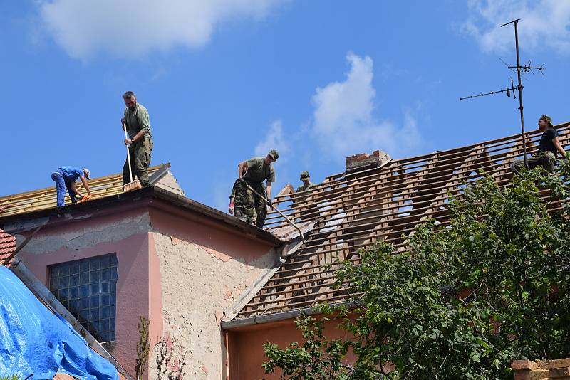 Tornádo srovnalo část obce Hrušky doslova se zemí. Lidé neúnavně pracovali a pomáhali jeden druhému.