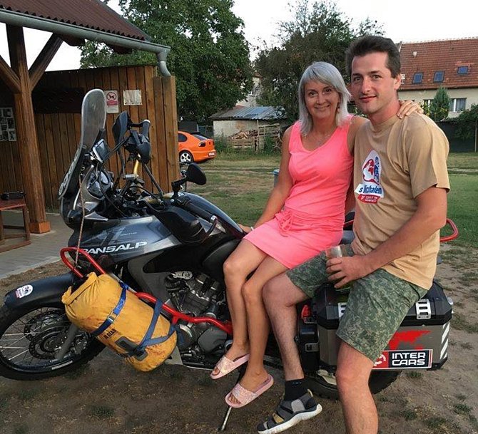 Michal Vaněk s manželkou na motocyklu, na němž vyrazí na cestu kolem světa.