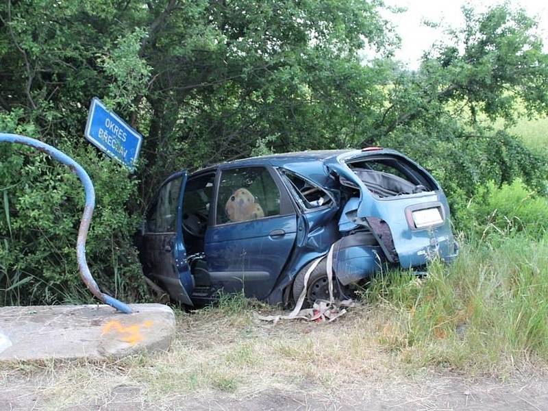 Na hranicích okresů Břeclav a Hodonín mezi Terezínem a Krumvíře ve středu večer bourala čtyřiačtyřicetiletá řidička. 