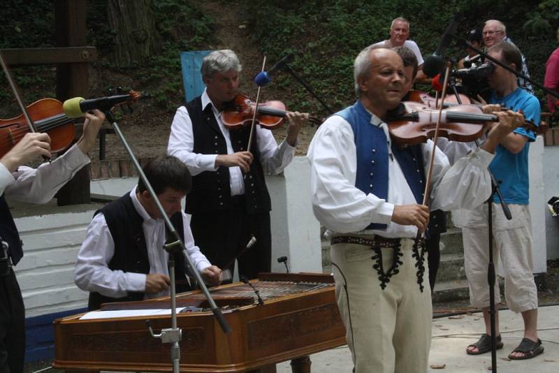 Druhý ročník cimbálového festivalu v petrovských Plžích. Vystoupení Musica Folklorica s Miro Dudíkem.