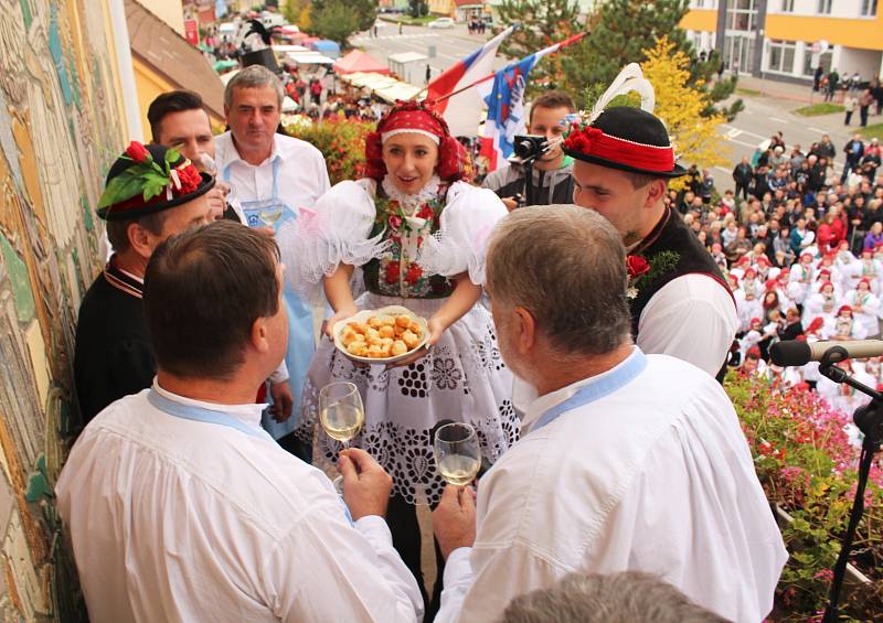 Tradiční hody ve Vracově začaly novým českým rekordem. V průvodu prošlo 566 účastníků oblečených v místních krojích.