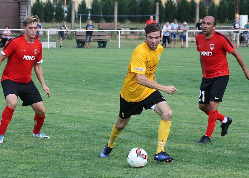 Fotbalisté třetiligového Hodonína (v červených dresech) si na úvod letní přípravy poradili se sousedními Mutěnice, které na hřišti v Lužicích přehráli jasně 6:0.