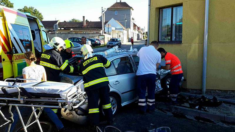 Dvě auta se střetla u Vlkoše. Záchranáři ošetřili dva zraněné