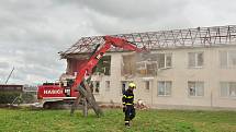 Demolice pod kontrolou jihomoravských hasičů po ničivém tornádu z 24. června 2021. Na snímku Zdravotní středisko Lužice na Hodonínsku.