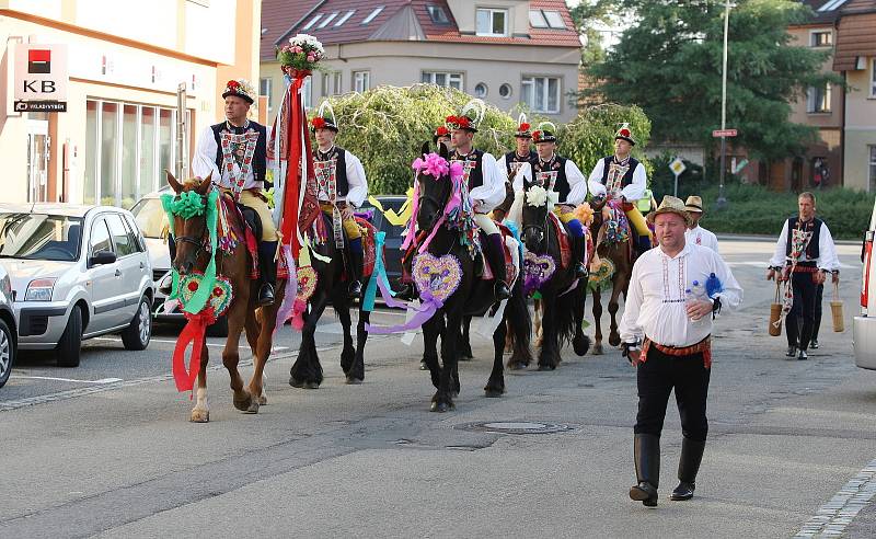 Kyjovští slavili jubilejní Slovácký rok. Stovku vítali hudbou, vínem a koňskou jízdou sedmičlenného skoronského banderia.