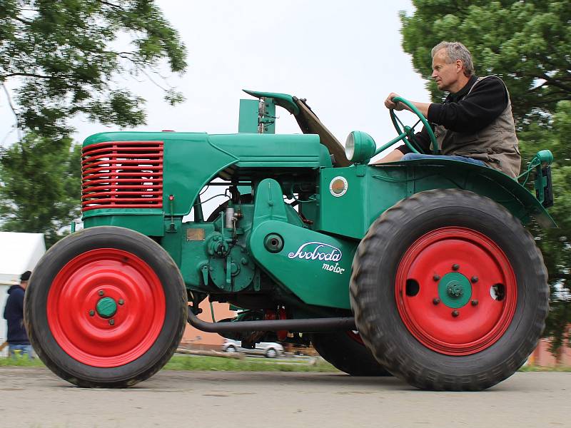 V Petrově se konaly oslavy 80 let Baťova kanálu. Při té příležitosti se uskutečnila i výstava historických traktorů, které v minulosti tahaly lodě.