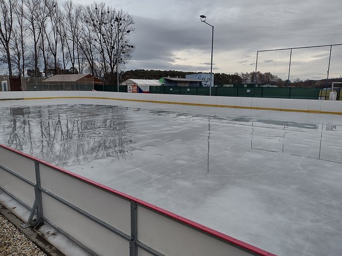 Ledová plocha na městském stadionu ve Vracově ve středu sedmého února.