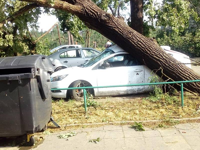 Ničivé tornádo postihlo Břeclavsko a Hodonínsko. Výrazné škody napáchalo i v samotném Hodoníně.