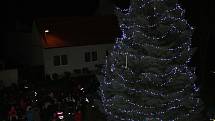 Ani v Mutěnicích nezapomněli na dodržování vánoční tradice v podobě akce Česko zpívá koledy. Mezi programem, zpíváním a rozsvěcením vánočního stromku, si návštěvníci prohlédli také stánky na jarmarku. V kulturním domě se také konal křest knihy.