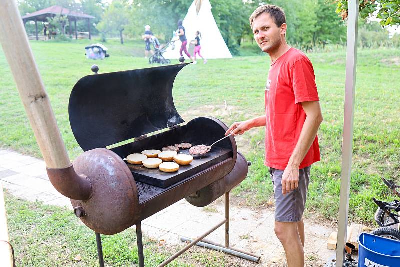 Patnáct let od založení tamní pobočky Hnutí Brontosaurus slavili v Čejkovicích.