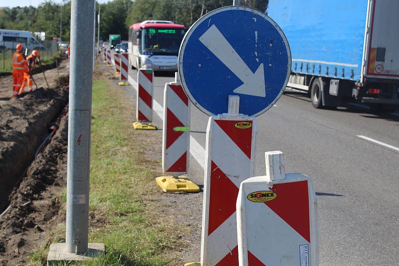 Stavba nového úseku stezky pro cyklisty a pěší u Hodonína směrem na Lužice.