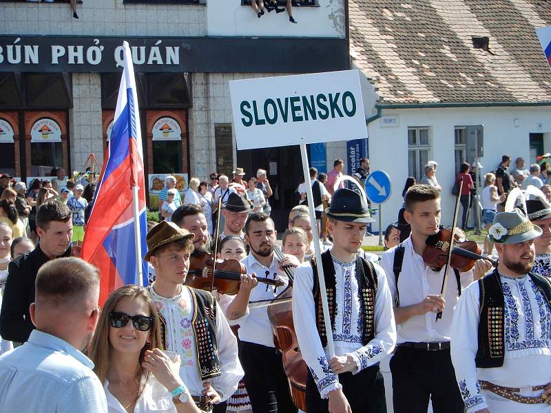 Ze slavnostního průvodu Mezinárodního folklorního festivalu ve Strážnici.