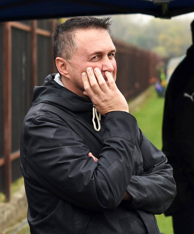 Fotbalisté Hroznové Lhoty (bíločervené dresy) v televizním duelu přehráli Vnorovy 5:1. Zápas na Zelničkách sledovalo 1500 diváků. Foto: Jaroslav Kicl